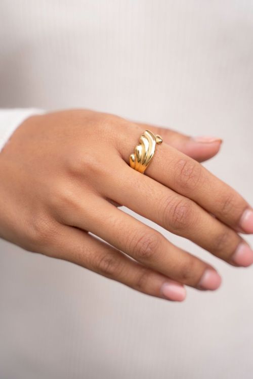 Statement ring met golf structuur - Goud